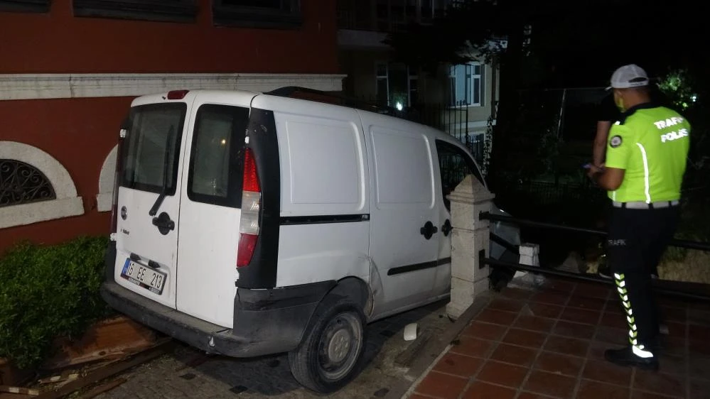 Tarihi surlarda görülmemiş manzara: Merdivenden arabasıyla inmek isteyince asılı kaldı